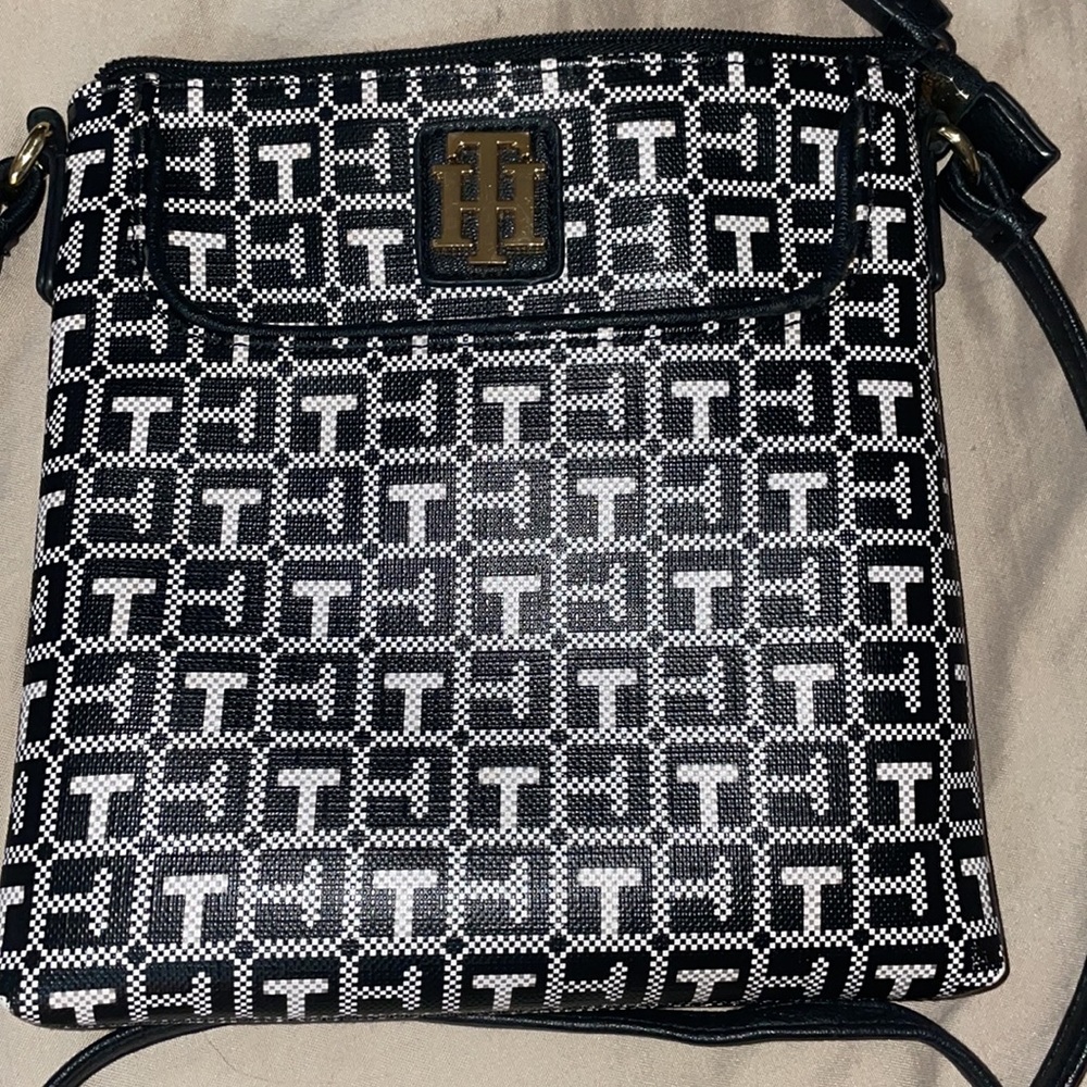 Tommy Hilfiger B&W Monogram, Vegan Leather Crossbody bag. - Picture 3 of 13